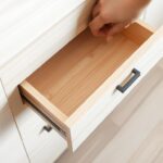 Jak wyjąć szufladę samozamykającą – prosta instrukcja Jak wyjąć szufladę samozamykającą