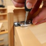 Jak zamontować prowadnicę kulkową do szuflady