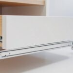 Jak zamontować prowadnice rolkowe do szuflad – praktyczny poradnik Jak zamontować prowadnice rolkowe do szuflad