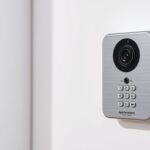 Jak otworzyć drzwi domofonem