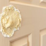 Jak usunąć zaschniętą piankę montażową z drzwi