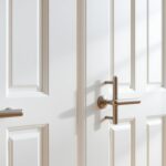 Jakie klamki do białych drzwi