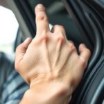 Przytrzaśnięty palec drzwiami od samochodu – co robić krok po kroku? Przytrzaśnięty palec drzwiami od samochodu co robić