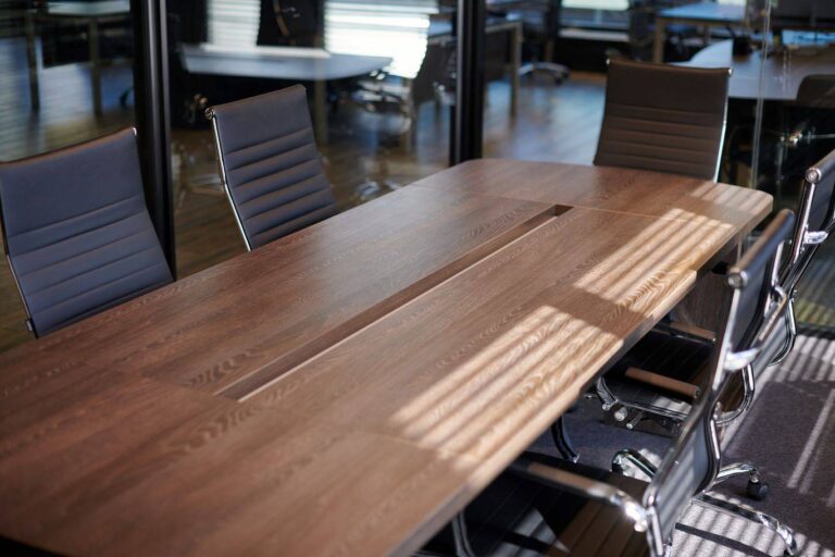 Design, który buduje prestiż. Jak wybrać idealny stół konferencyjny do biura?