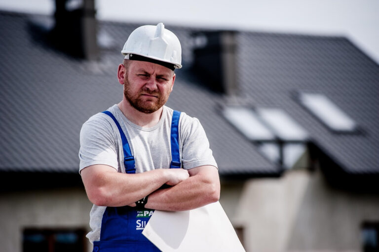 Jak systemy regulacji w ogrodniczkach roboczych wpływają na komfort wielogodzinnej pracy fizycznej? Porównanie rozwiązań.